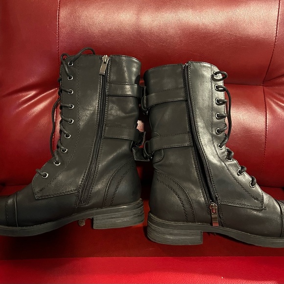 Black Women's Lace-Up Boots - Picture 7 of 7